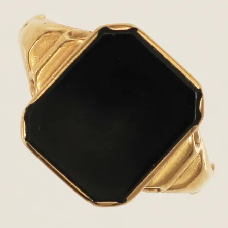 Ring med onyx stl:20 bredd 14,6mm ojämnheter på skena 18K Vikt: 4,4 g