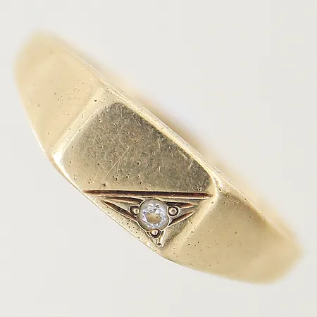 Ring med diamant ca 0,10ct stl:17¾ bredd 2,2-6,6mm vitguldsdetaljer, otydliga stämplar 14K  Vikt: 2,4 g