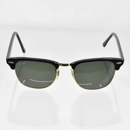 Solglasögon RayBan Clubmaster, modell RB 3016, färgkod W0365, skalmlängd 145mm, gröntonat glas, bruksslitage, putsduk, fodral, inga övriga tillbehör.