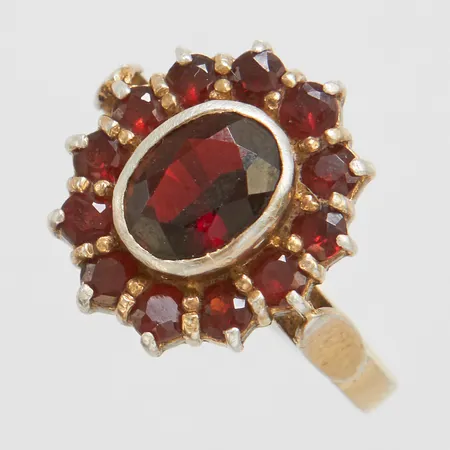 Ring med granater stl:16½, bredd 2-15mm, GFAB, 925/1000 silver Vikt: 3,4g Vikt: 3,4 g