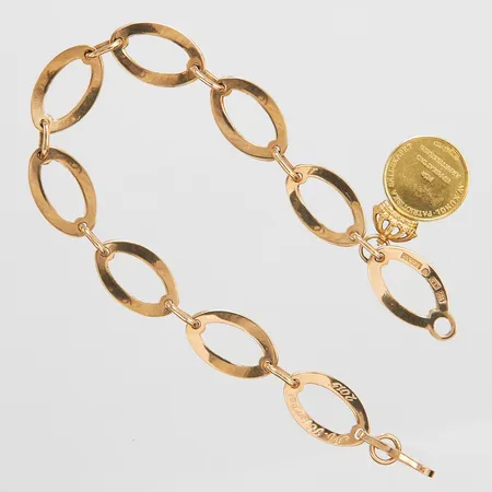 Armband med berlock, längd 20,5cm, bredd ca 11-26mm, Rickard Waterval 2014, "För uppskattad arbetsinsats", personlig gravyr, 18K Vikt: 19,1g Vikt: 19,1 g