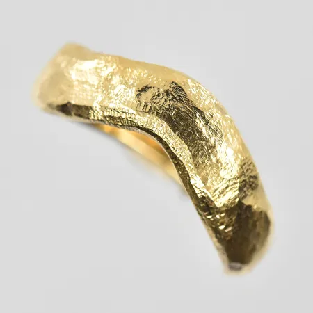 Ring med hamrad dekor stl:18, bredd 5-6mm, 18K. Vikt: 10,3 g