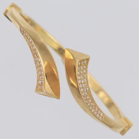 Stelt armband med vita stenar, Ø6cm, bredd 21mm, skadat, buckligt, 18K Vikt: 19,7 g