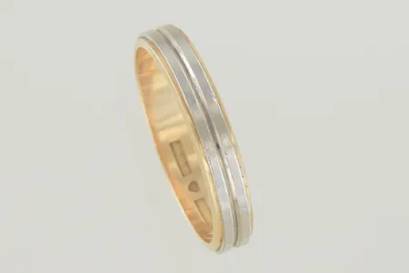Ring stl:20 bredd 4 mm, graverad 18K Vikt: 4,5 g