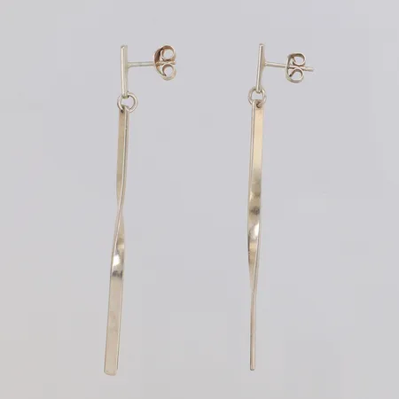 Ett par örhängen vriden dekor, 6cm, bredd 2,7mm, 925/1000 silver Vikt: 3,5 g