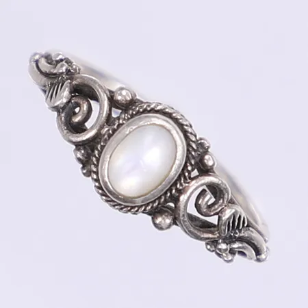 Ring med vit sten stl:15½ bredd 2-7mm silver 925/1000 Vikt: 1,8 g