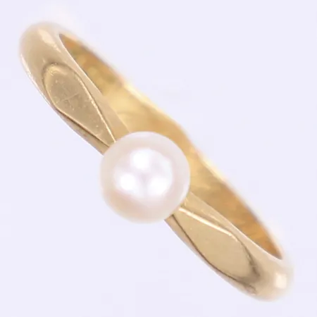 Ring med pärla stl:19 bredd 3-5mm, gravyr, 18K Bruttovikt:4g