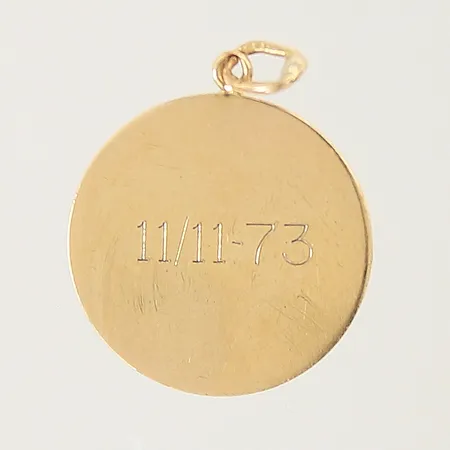 Hänge Polisemblem 23x13mm gravyr på baksida ostämplad 18K  Vikt: 2,3 g