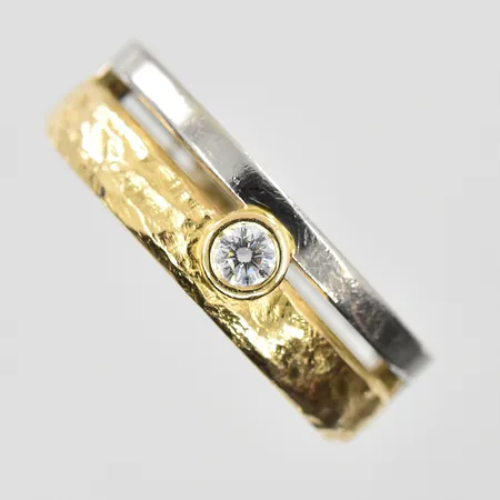 Ring med diamant 0,10ct stl:19¼, bredd 7mm, hamrad dekor, gulguld/vitguld, 18K. Vikt: 13,8 g