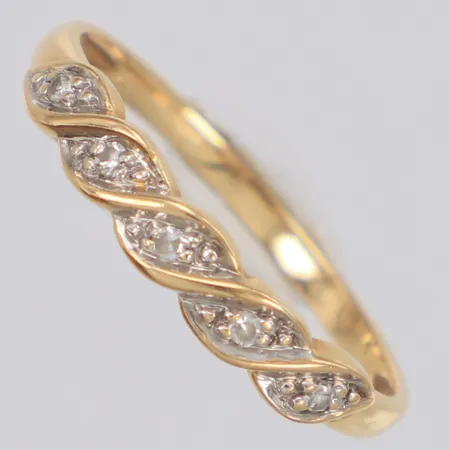 Ring med diamanter 5x ca 0,01ct 8/8-slipad, stl:17½, bredd 3,4mm, 18K Vikt: 1,6 g