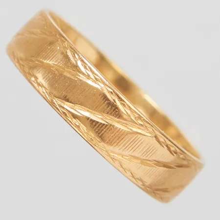 Ring stl:17¾, bredd 5mm, mönsterdekor, svenska stämplar, gravyr, 18K Vikt: 4,1g Vikt: 4,1 g