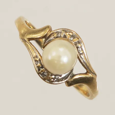 Ring med diamanter 0,035ct enligt gravyr samt odlad pärla stl:16¼, bredd 1,6-9,1mm 18K Vikt: 2,3 g