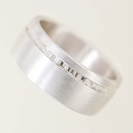 Ring stl:19 bredd 10,5mm oxiderat silver 925/1000 Vikt: 7,6 g