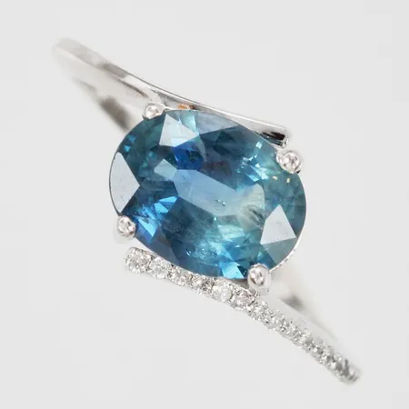 Ring med safir (behandlad,nagg) & diamanter ca 16x0,005ct #J250000081021 stl: 17½ bredd ca 1-9mm 14K Vikt: 2,1 g