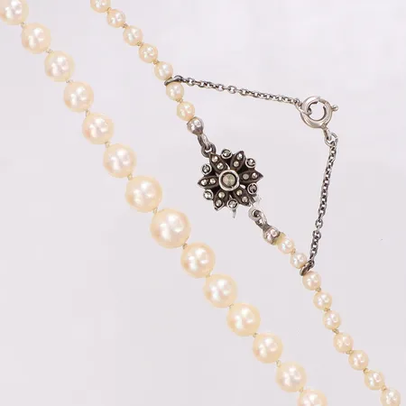 Collier med odlade sötvattenpärlor längd ca 52,5cm, bredd 3,2-7mm, lås med markasiter, säkerhetskedja, silver 830/1000 bruttovikt: 15,5g Vikt: 15,5 g