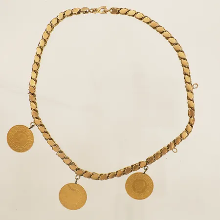 Collier med integrerade mynt Ataturk längd 40cm, bredd 5,5mm öglor i oädel metall, defekt, mynt i 21,6K/collier i 18K Bruttovikt:26,2g Vikt: 26,2 g