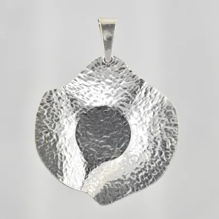 Brosch med hamrad dekor Ø45mm, tillverkad L7/1913, silver. Vikt: 18,5 g