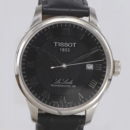 Herrur Tissot Le Locle Powermatic 80, stål, automatisk, 39mm, refnr T006407B, serienr JPD 9L4 LE4, glasbaksida, datum, slitet läderarmband, viklås, manual, garantikort Stjärnurmakarna Khazzoum Guldsmedja daterat 11 05 2022, skadad kartong, ytterkartong.