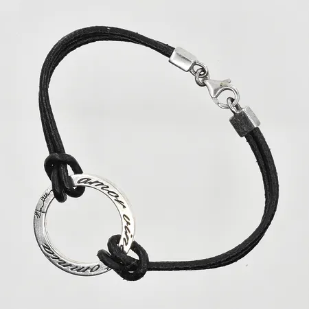 Armring Efva Attling Loop Cuff, innermått/omkrets ca 16½-17cm, öppning ca 25mm, öppen stel modell, etui, silver 925/1000. Vikt: 30,8 g