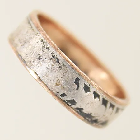 Ring med vita stenar stl:18¾ bredd 3mm bucklig silver 925/1000 Vikt: 1,8 g