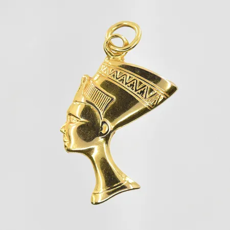 Hänge Nefertiti längd 30mm, bredd 20mm, 18K. Vikt: 2,1 g