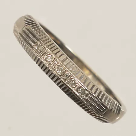 Ring med diamanter 5x0,005ct stl:18, bredd 2,3-3,9mm vitguld 18K Vikt: 3,9 g