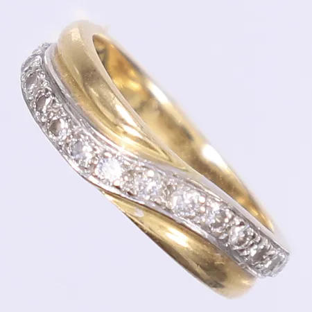 Ring med diamanter totalt 14xca 0,03ct stl:17 bredd 4-5mm 18K Vikt: 4,5 g