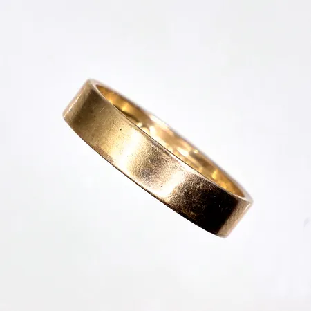 Ring slät GFAB, stl: 16 ¼, gravyr, bredd 3,9mm 18K Vikt: 2,9 g