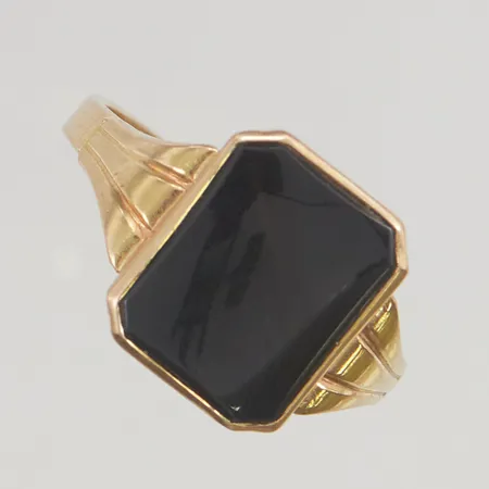 Klackring med onyx stl:20½ bredd 14mm gravyr, 18K 6,4g.