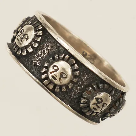 Ring med oxiderad mittdel och motiv av solansikten stl:19¼, bredd 8,5mm silver 925/1000 Vikt: 7,5 g