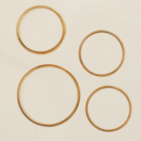 Diverse guld fyra ringar gravyr 18K Vikt: 14,9 g