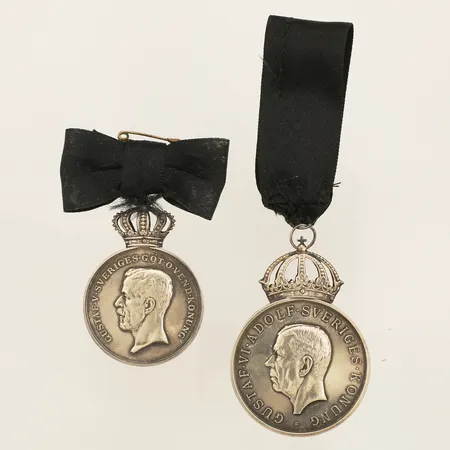Två mynt Ø35,7-41,3mm tygband gravyr silver 925/1000 Vikt: 53,1 g