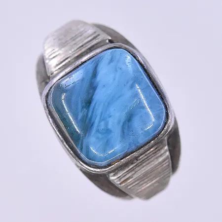 Ring med vita stenar stl:19½ bredd 2-4 mm förgyllt silver 925/1000. Vikt: 3,2 g