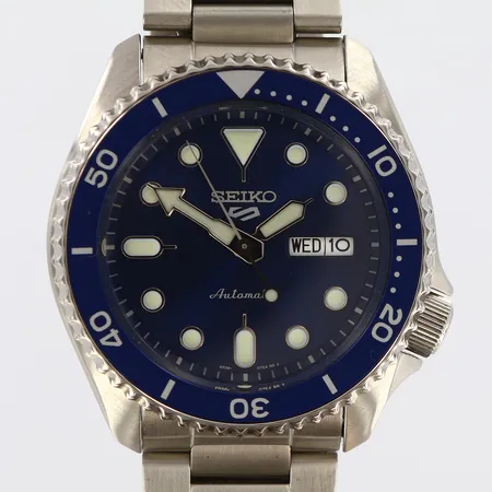 Herrur Seiko 5 Sport automatisk, datum, ref: 4r36-07g0, serienr: E85834, glasbaksida, dag, första två timmarna på dygnet visar japansk veckodag, länk ca 17,5cm, inga övriga tillbehör.