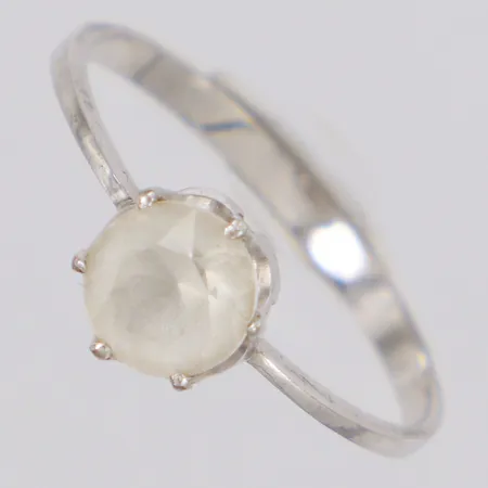 Ring med sten stl:18¼, bredd 7,3mm, silver 835/1000 Vikt: 1,2 g