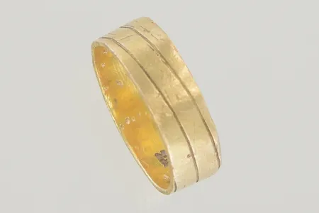 Ring stl:16½ bredd 6 mm ojämn 22K 4,1 gr  Vikt: 4,1 g
