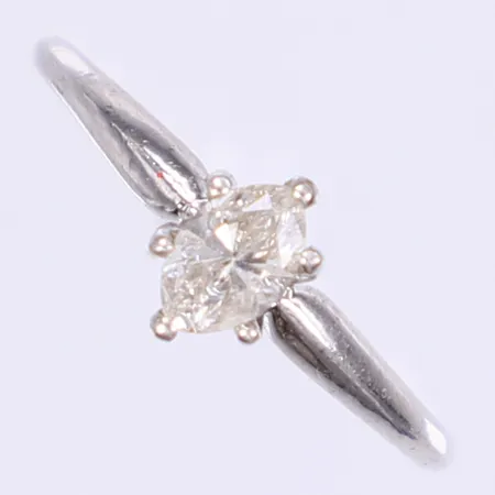 Ring med navettslipad diamant 1x ca 0,30ct stl:16¾ bredd 1-7mm vitguld 14K Vikt: 1,9 g