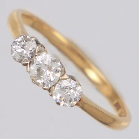 Ring med gammalslipade diamanter 1x ca 0,23ct 2x ca 0,15ct stl:17¼, bredd 4,3mm, klor saknas, 18K  Vikt: 2 g