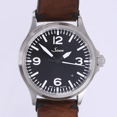 Herrur Sinn 556 Ø38mm, automat, datum, stål, cal. Sellita SW200-1, glasbaksida, serienummer 556.23857, läderband original mycket slitet, smärre slitage på boett, box och cert Erikson Urhandel 2021