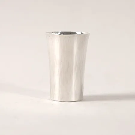 Bägare med hamrad dekor, höjd 7cm, Ø4,5cm, Markströms Guldsmeds Ab K G år 1963, något skev, silver 925/1000 Vikt: 70 g