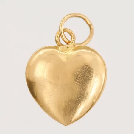 Hänge i form av ett hjärta, bucklor, höjd 17mm, bredd 12mm, 18K guld Vikt: 0,5 g