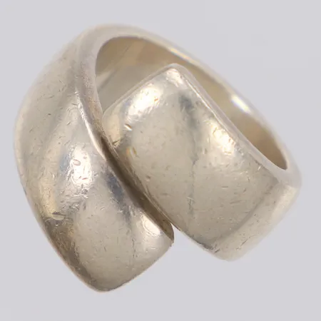 Ring stl:16¾, bredd 18mm, 925/1000 silver Vikt: 16,2 g