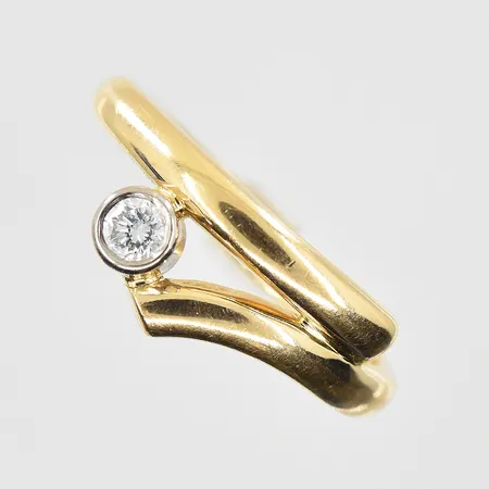 Ring med diamant 0,10ct stl:17¼, bredd 3-8mm, gulguld/vitguld, 18K. Vikt: 5,3 g