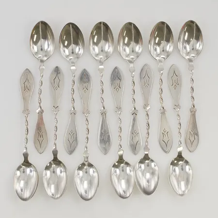 12 Kaffeskedar 11,5cm gravyr, 830/1000 Silver 100,2g.