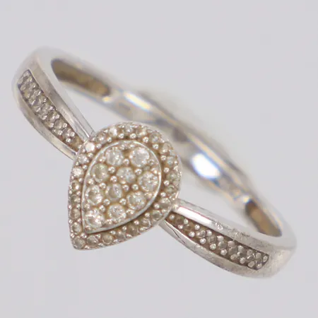 Ring med diamanter 42 x ca 0,001ct samt 10 x ca 0,01ct, vitguld, stl:17½, bredd 8,8mm, Guldfynd, 18K Vikt: 2,5 g