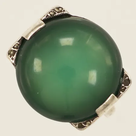Ring grön sten samt markasiter stl:15 bredd 14,8mm ojämnheter på skenan ostämplat silver 830/1000 Vikt: 4,7 g