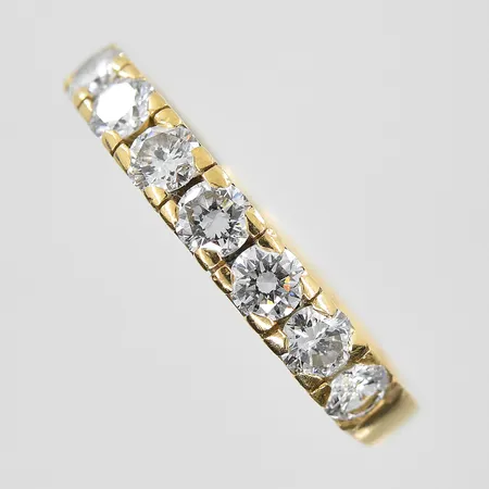 Ring med vit sten stl:16¾, bredd 2-5mm, ojämn skena, dålig/skev fattning, ostämplad, 18K. Vikt: 1,9 g