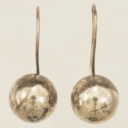 Ett par örhängen med kulor längd 30mm, bredd 13,9mm silver 925/1000 Vikt: 4,2 g