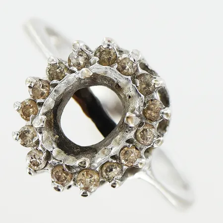 Ring diamanter 10 x ca 0,01ct gröna stenar stl:16½ bredd 1,5-4mm 1 diamant saknas, defekta stenar, skev skena, slitage på klor 14K.  Vikt: 2,1 g