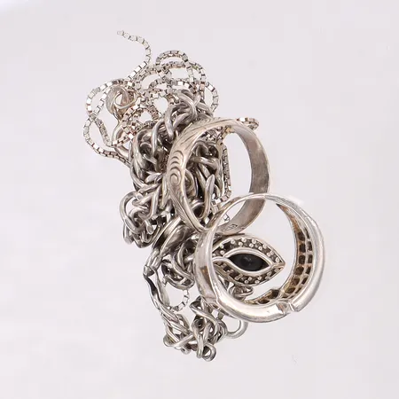 Diverse silver, defekt, skevt, brott, innehåller stenar, silver 925/1000 Bruttovikt: 18,6g. 